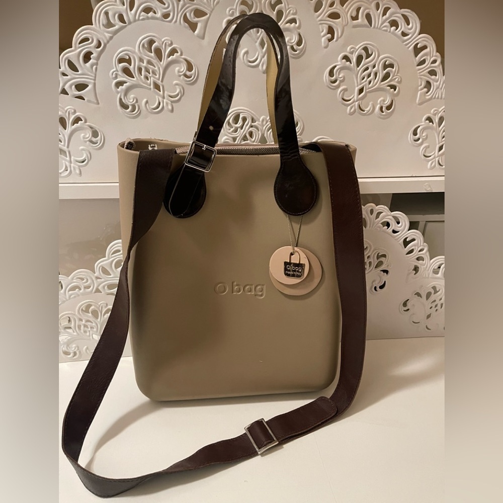 long shape O bag in good condition no scratch or any other damage fits a lot.